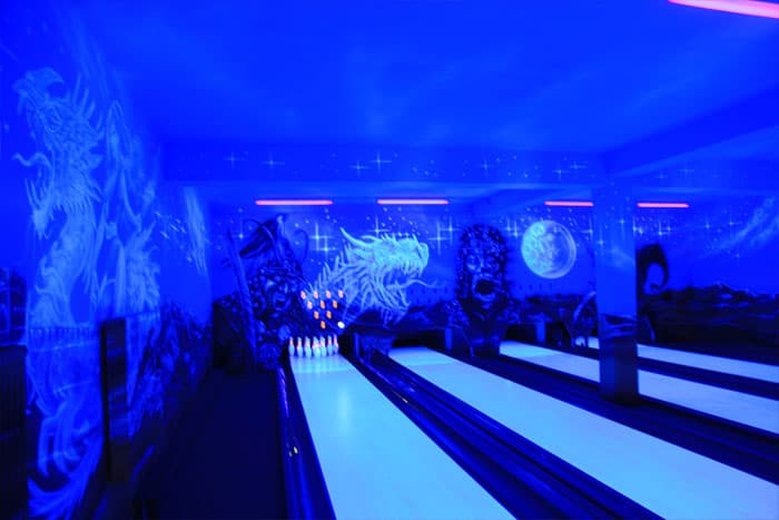 Kinder feiern Geburtstag auf der Bowlingbahn